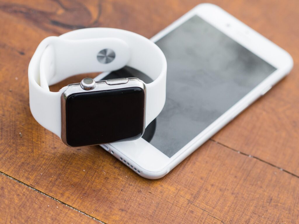 iPhone og smartwatch med blank skærm